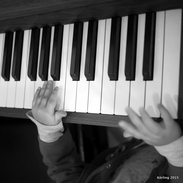 Små barn spelar piano - körling fotograferar 2015